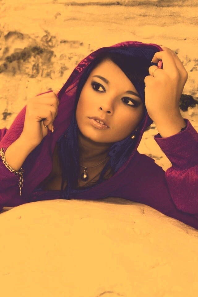 Девушка в розовой накидке обои