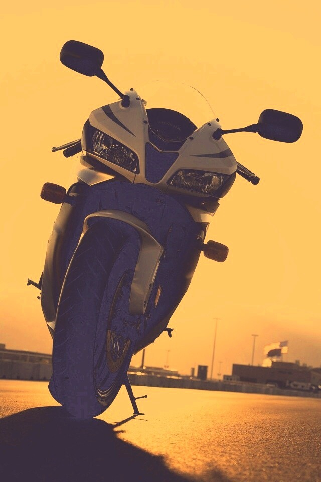 Мотоцикл на фоне заходящего солнца обои