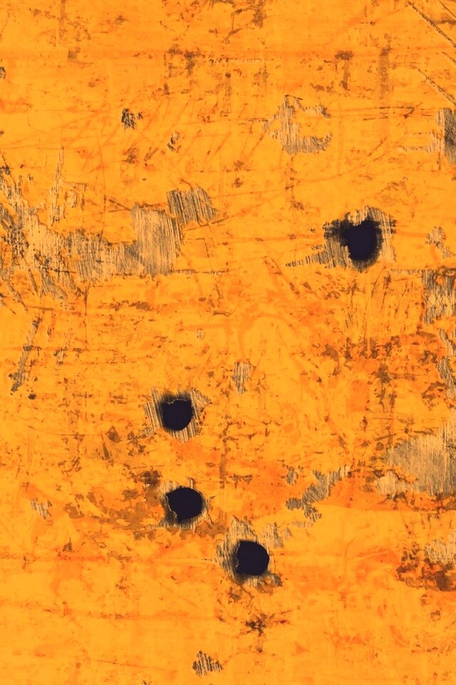 Пулевые отверстия в желтом листе обои