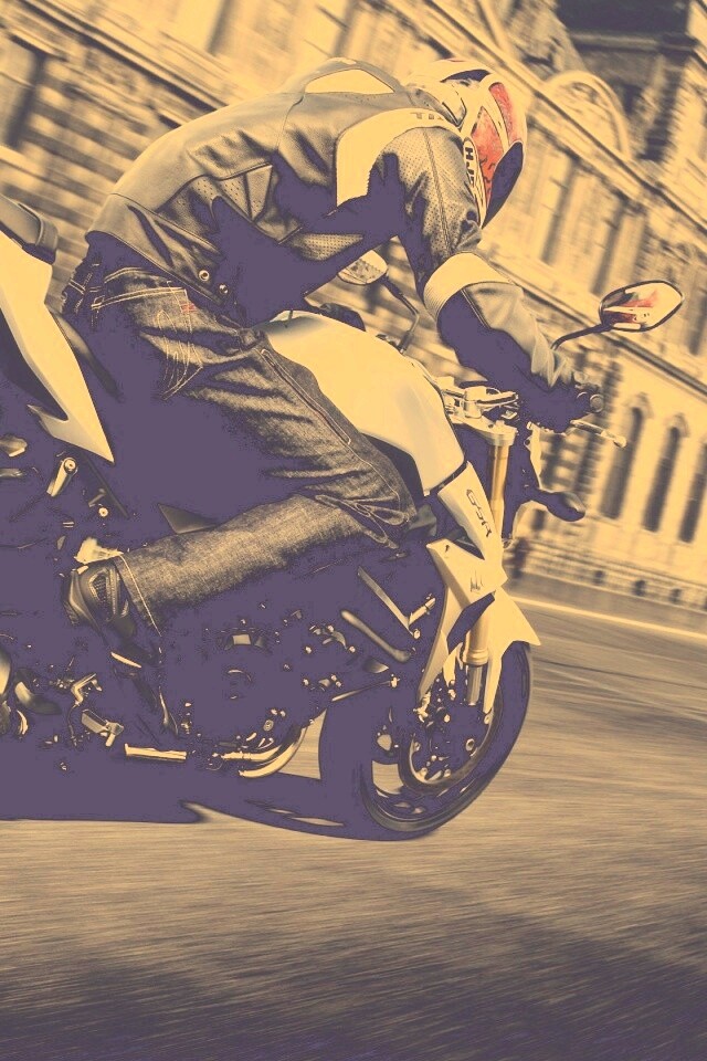 Мотоциклист мчится по городу обои