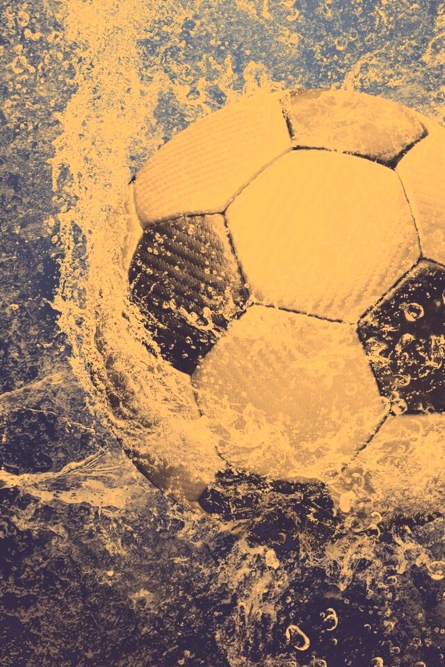 Футбольный мяч в воде обои