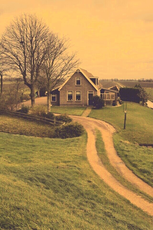 Дом в поле обои