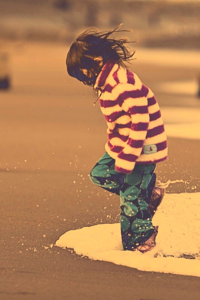 Ребенок и волна обои