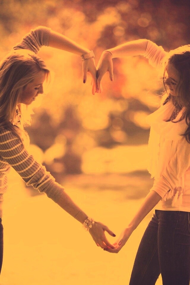 Две девушки и сердце из рук обои