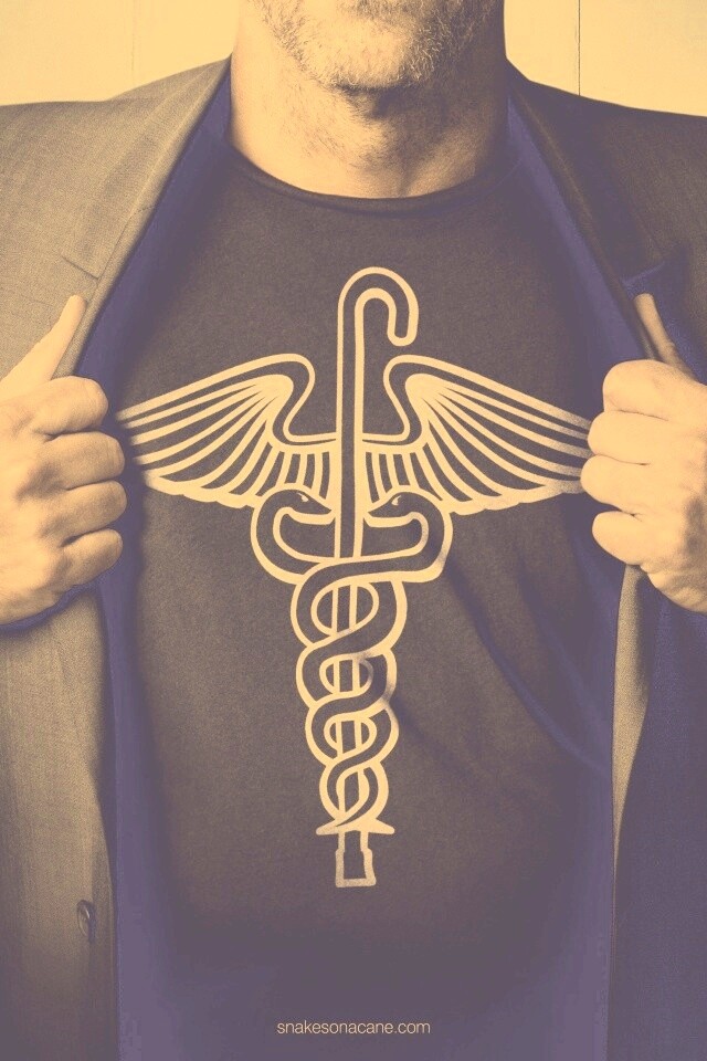 Футболка со змеями и тростью обои
