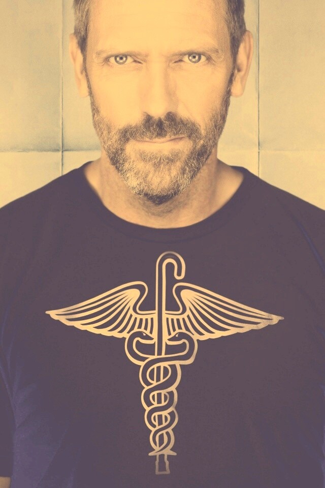 Доктор Хаус в футболке со змеями на трости обои