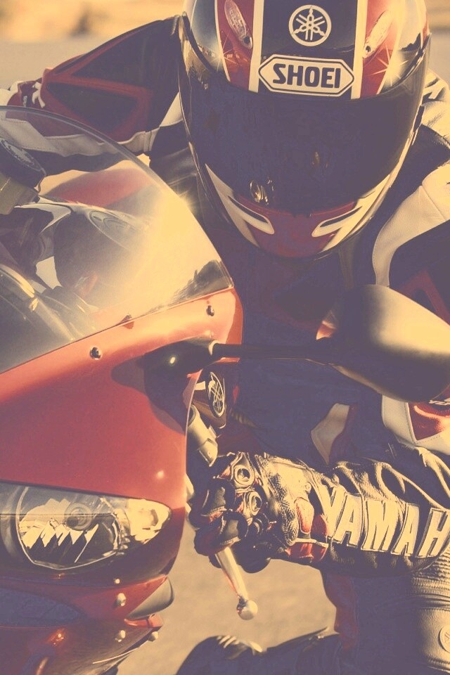 Мотоциклист на красной ямахе обои