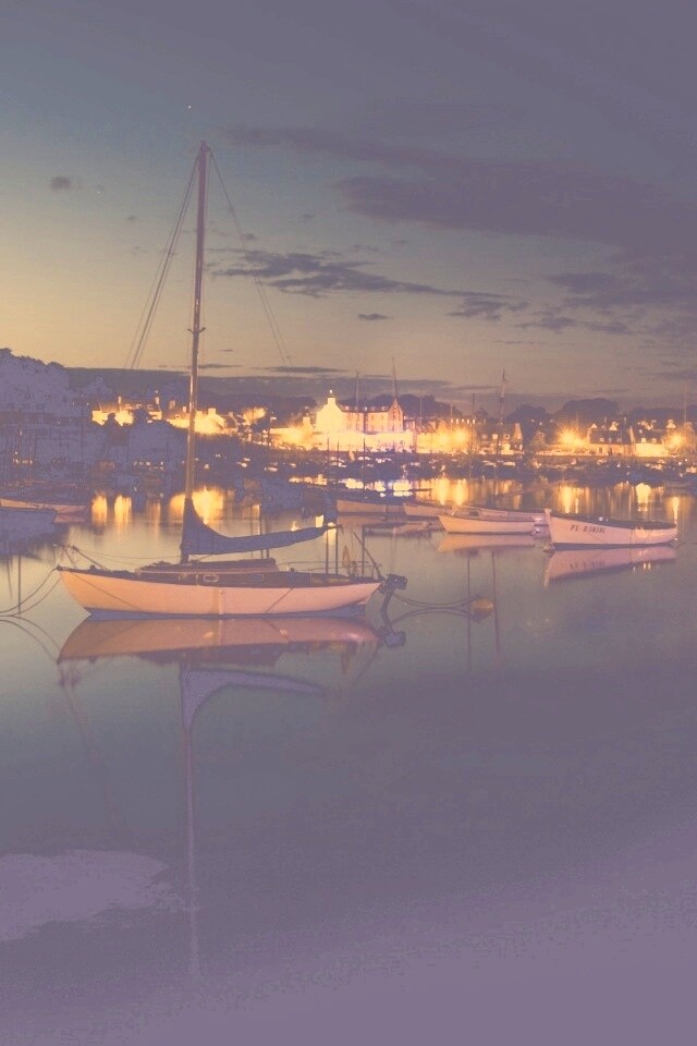 Лодки на вечерней воде обои