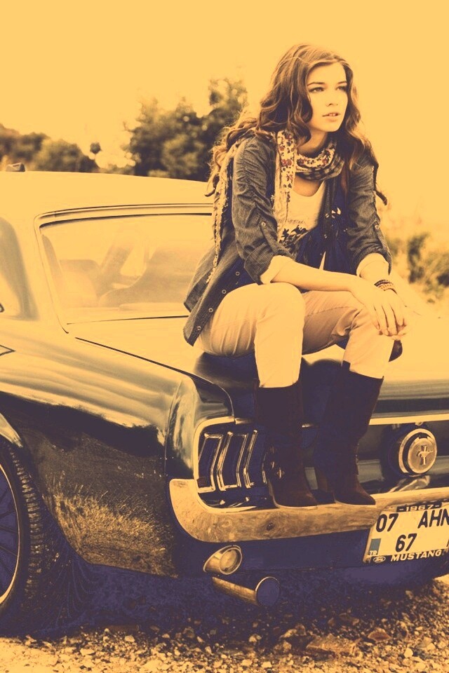 Девушка на мустанге обои