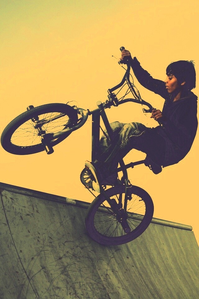 Мальчик на рампе обои