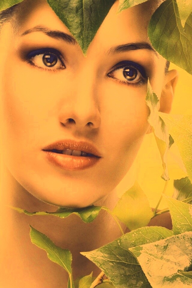 Девушка с зелеными листьями обои