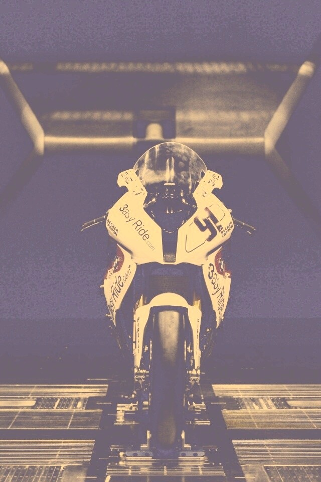 Мотоцикл на тестовом стенде обои