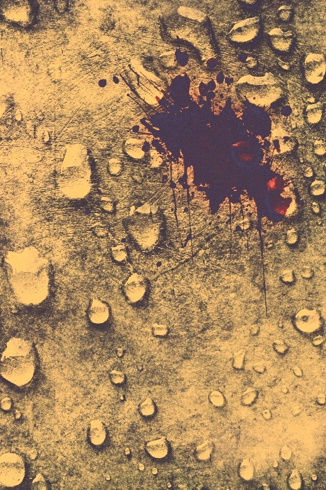 Кровавое пятно и капли воды обои