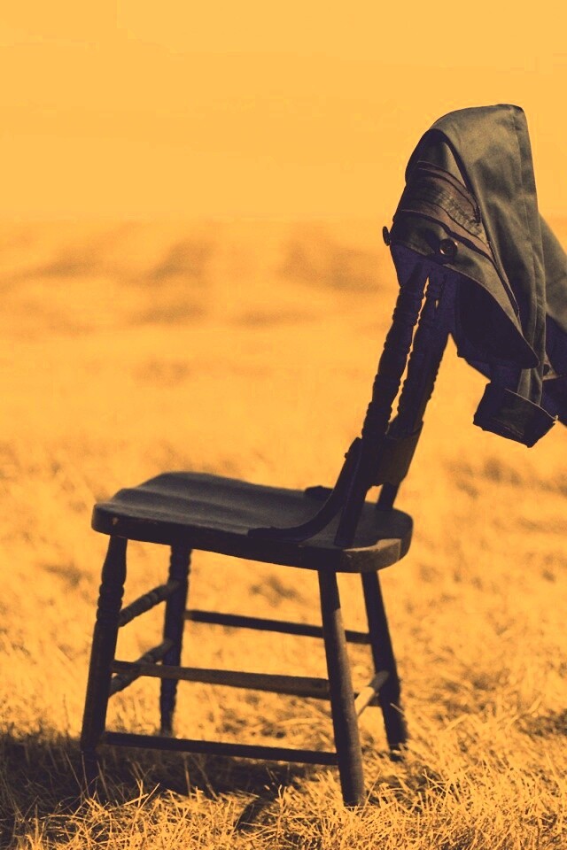 Стул в поле обои
