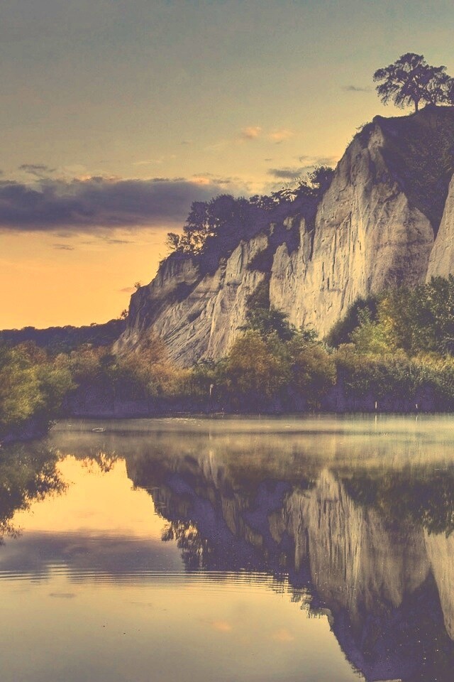 Скалы над озером обои