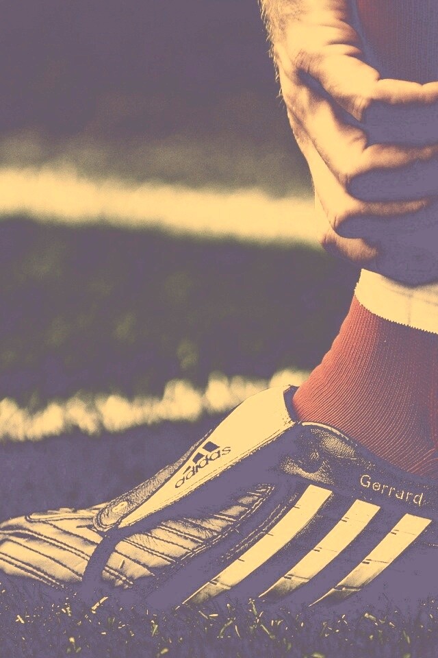 Левая нога футболиста в бутсе обои