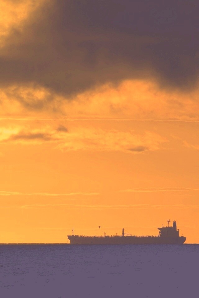 Баржа на закате обои