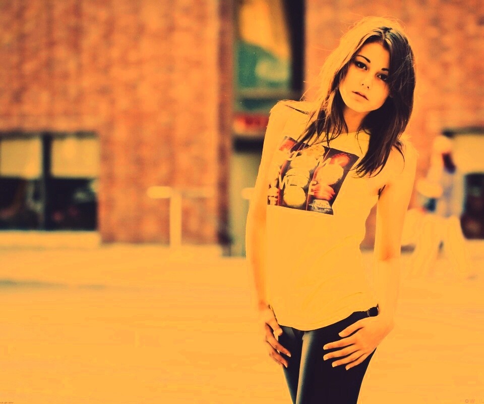 Молодая девушка в городе обои