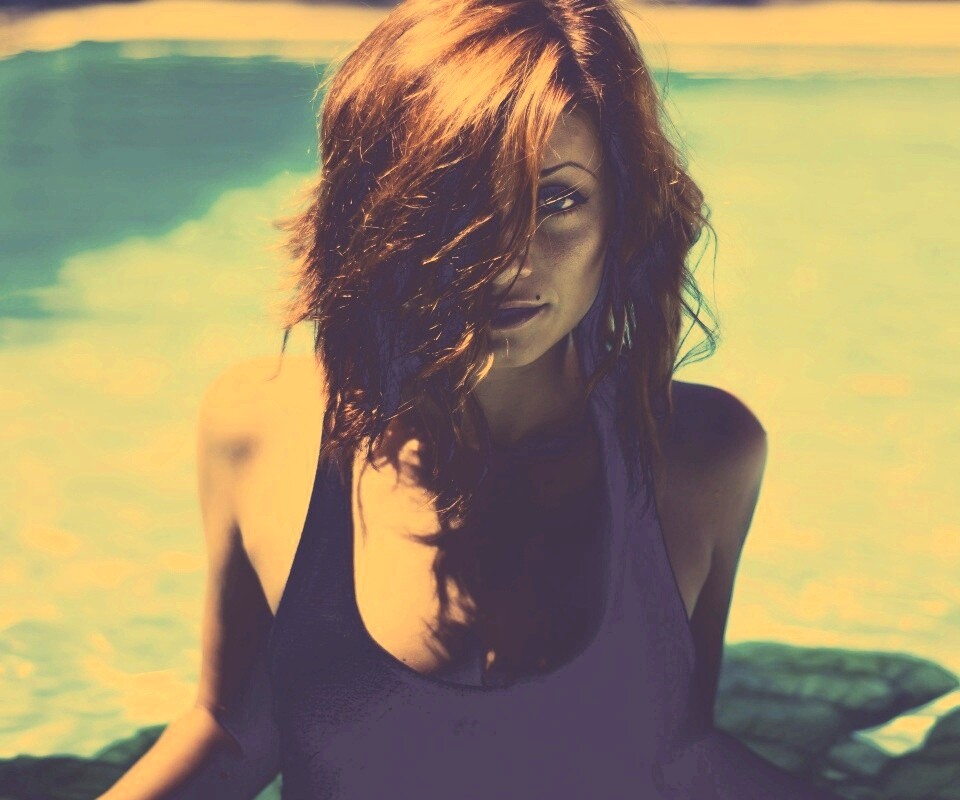 Девушка рядом с бассейном обои