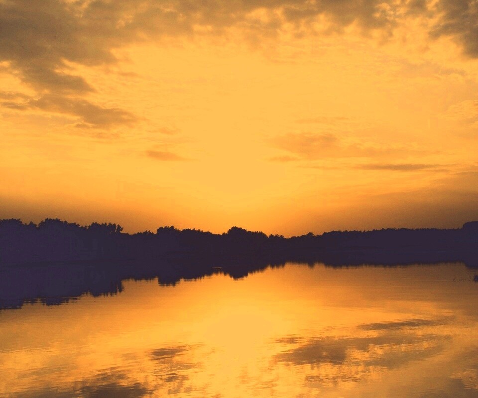 Закат отражается в озере обои