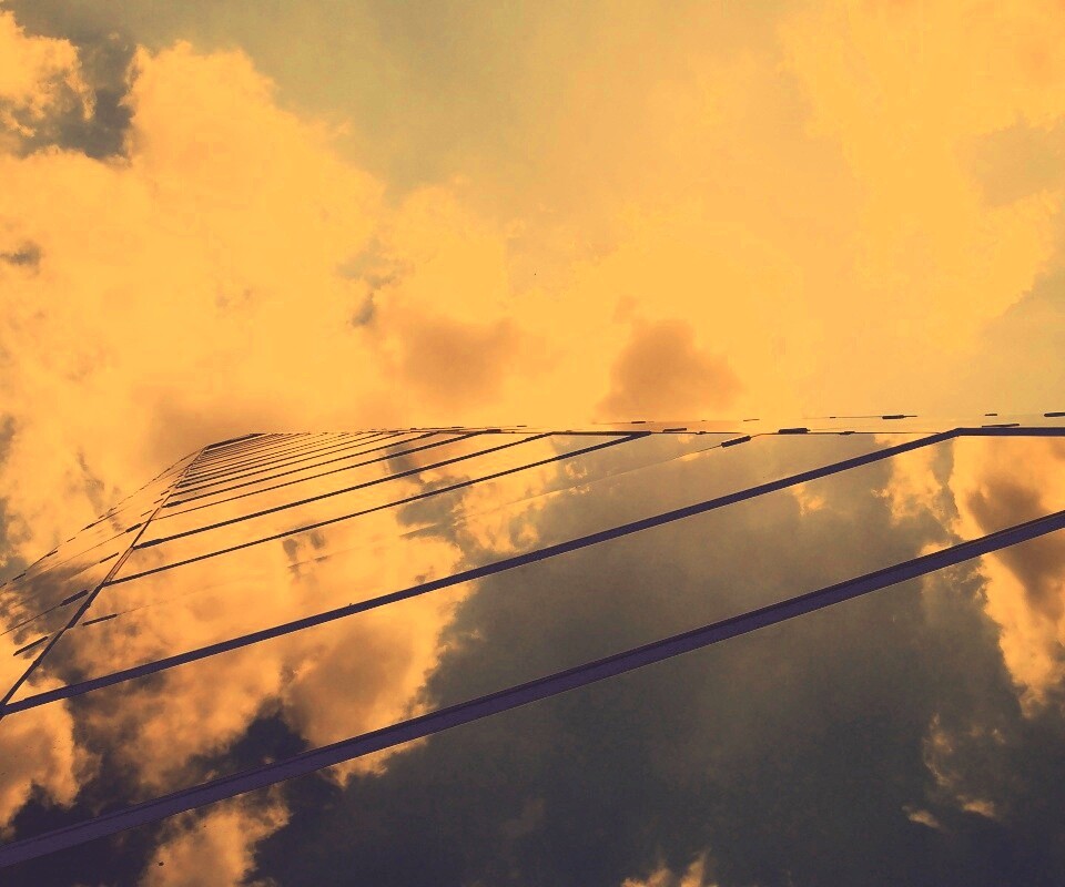 Стеклянный небоскреб уходящий в небо обои