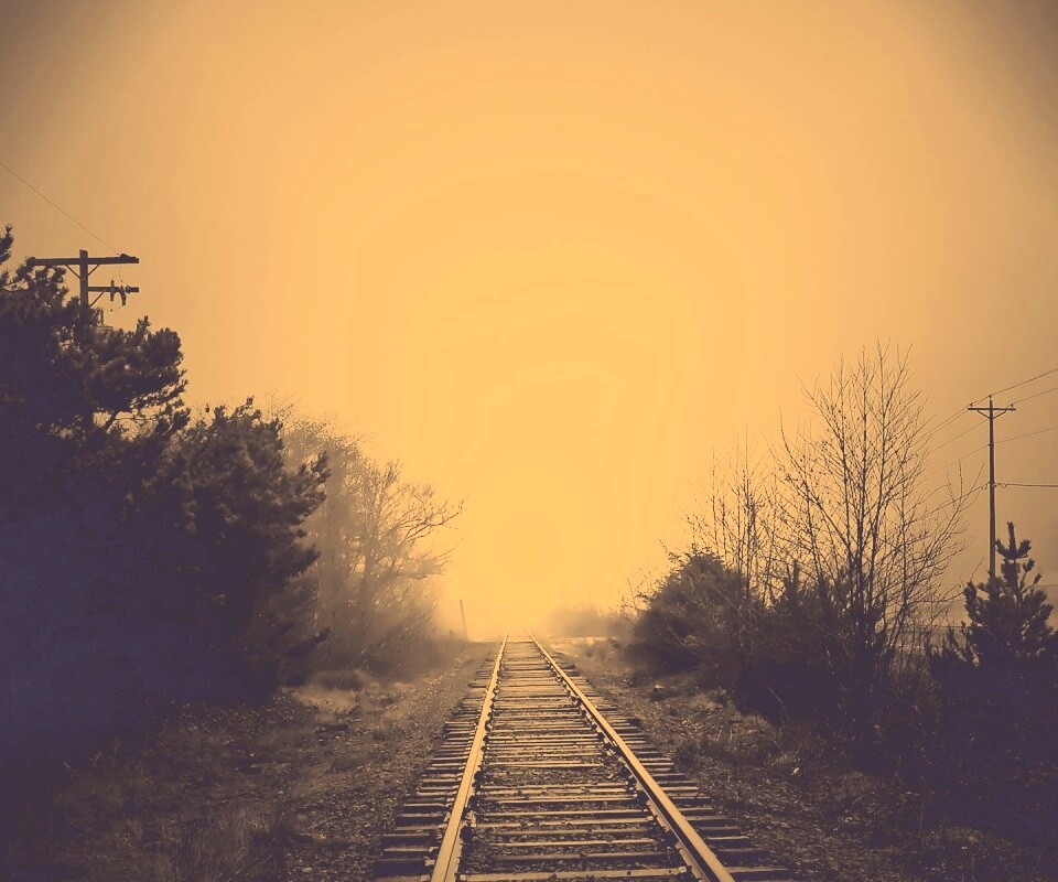 Железная дорога уходит в туман обои