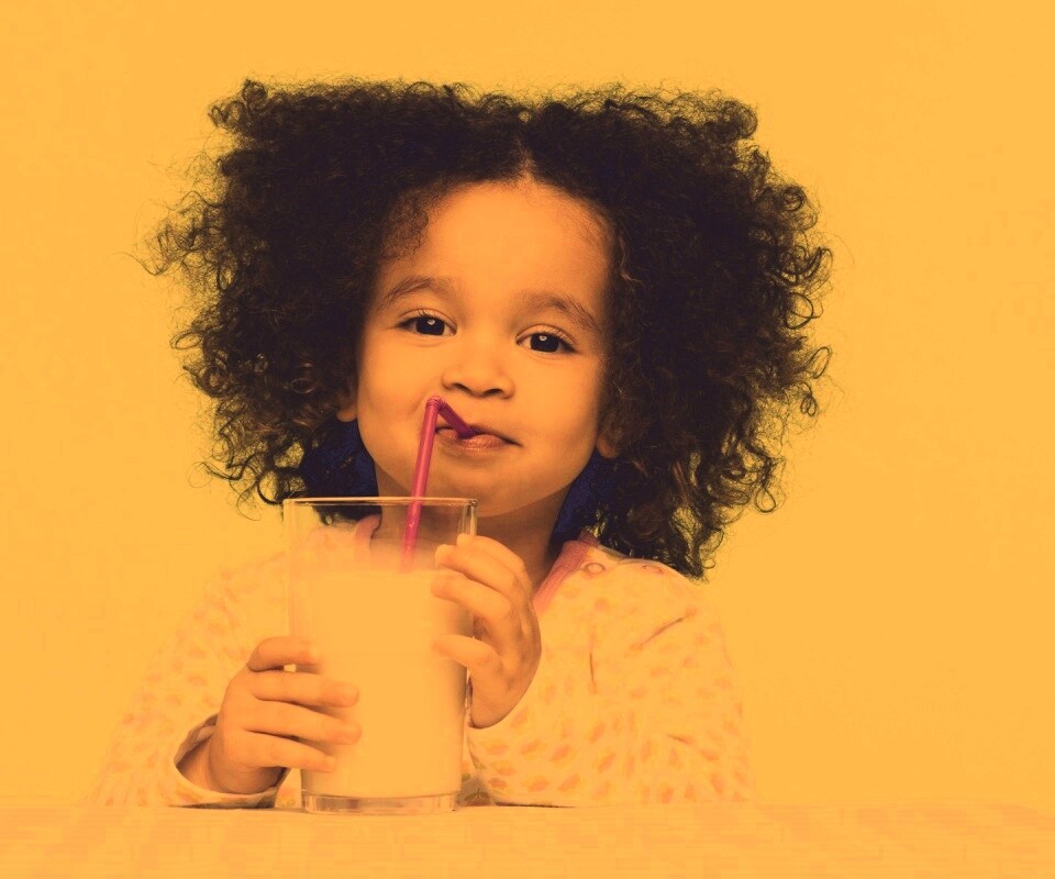 Девочка пьет молоко обои