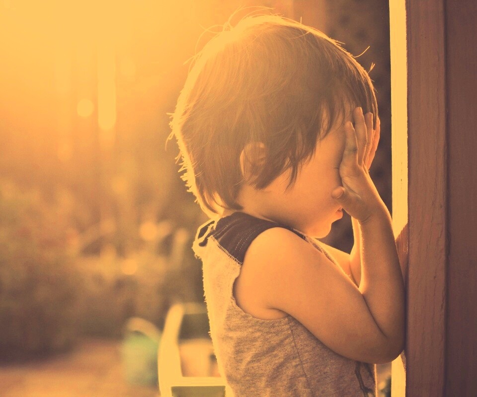 Малыш играет в прятки обои