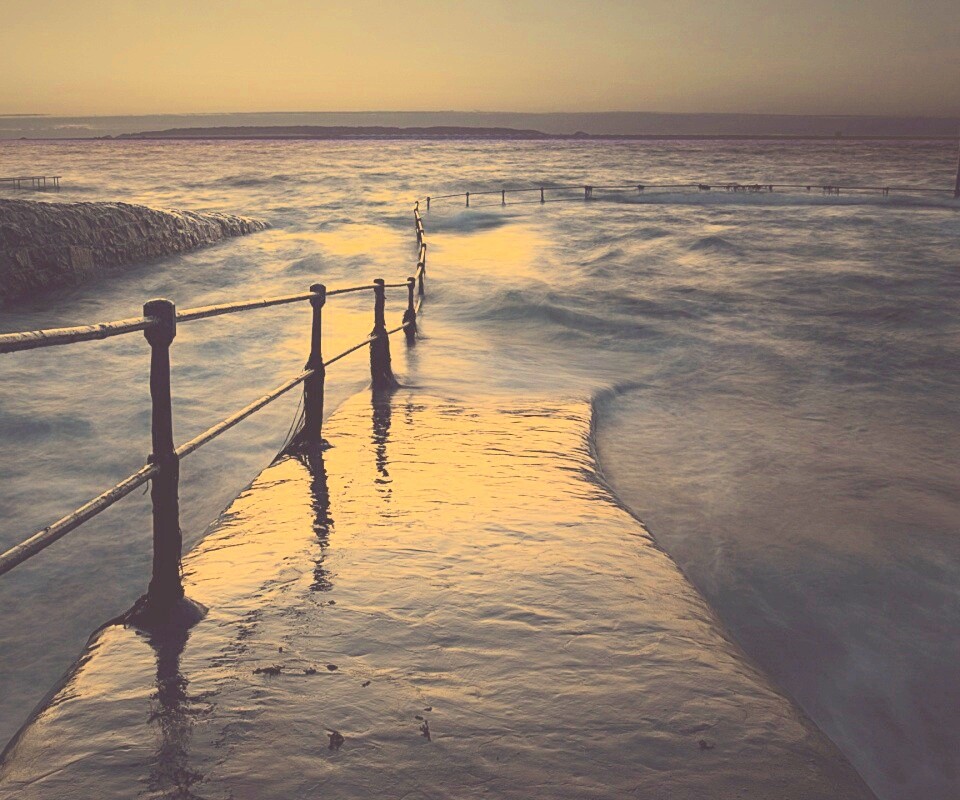 Пирс уходящий в море обои