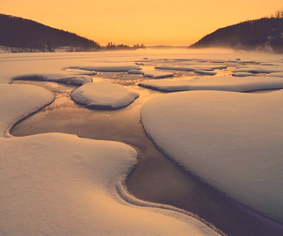 Полынья на замерзшем озере обои