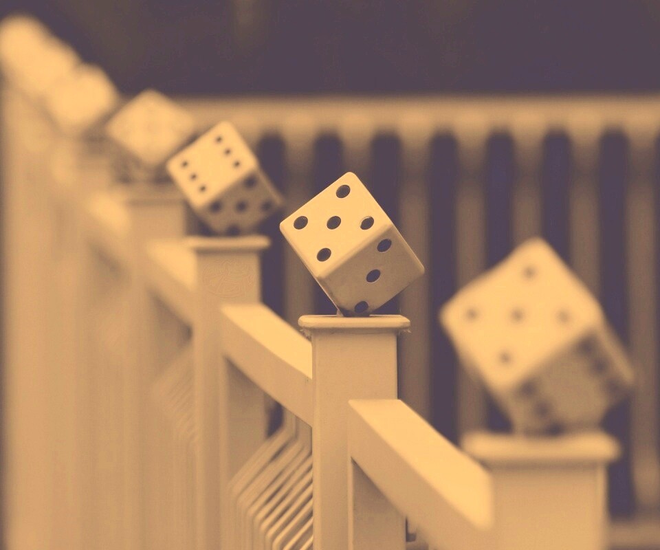 Игральные кости украшающие перила обои
