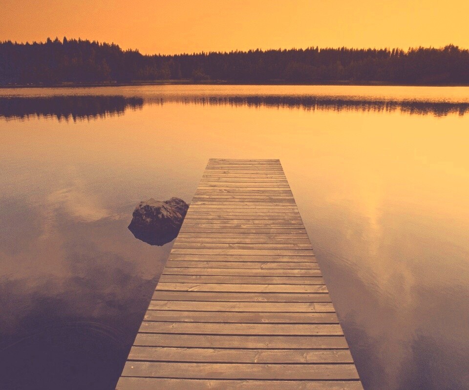 Деревянный пирс на озере обои