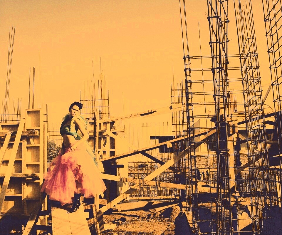 Девушка на стройке обои