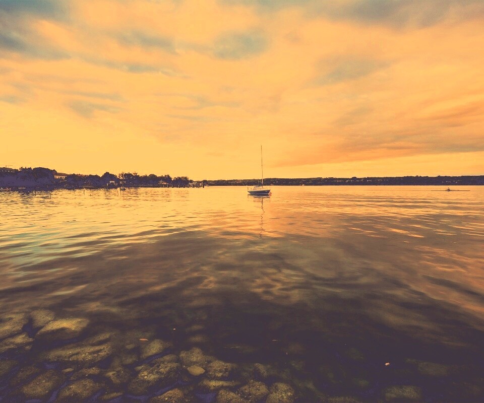 Яхта на озере обои