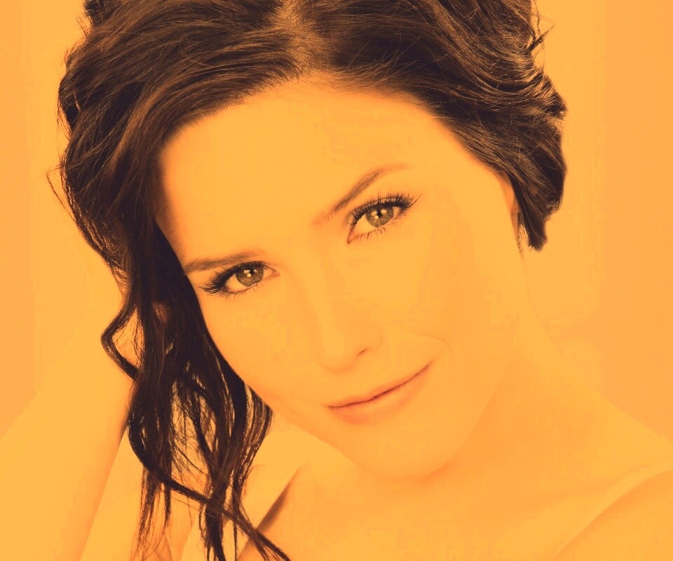 Симпотичная шатенка обои