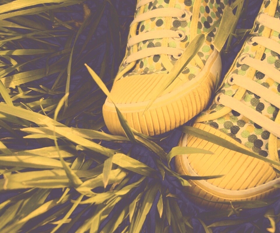 Желтые кеды в горошек обои