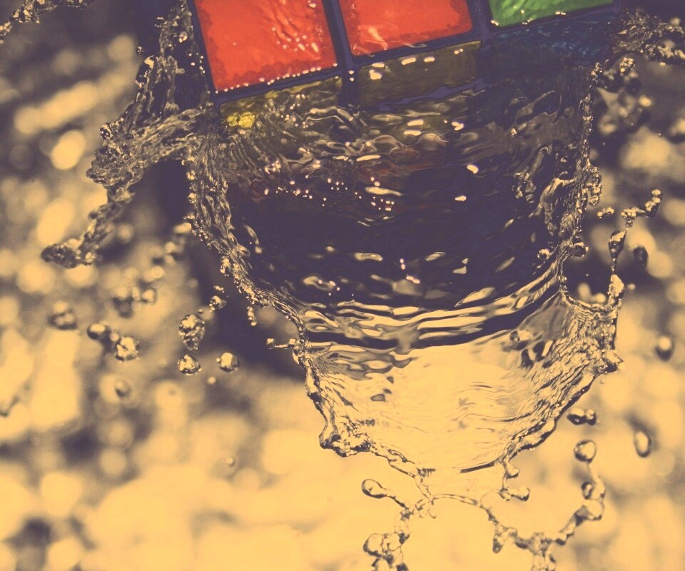 Кубик рубика в воде обои