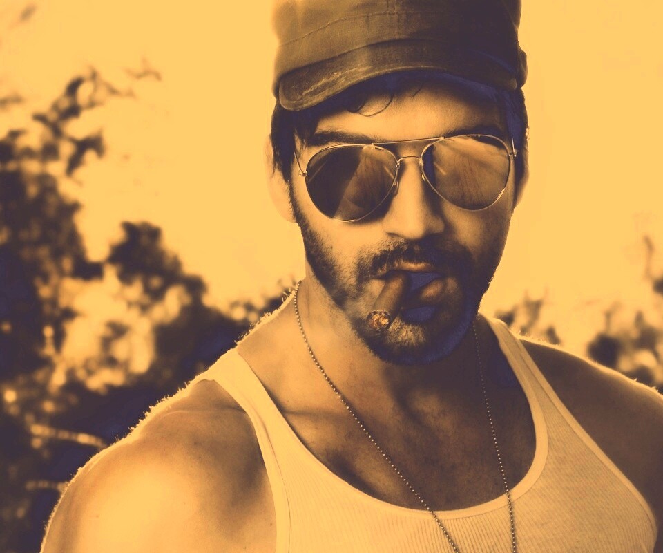 Суровый парень с сигарой обои