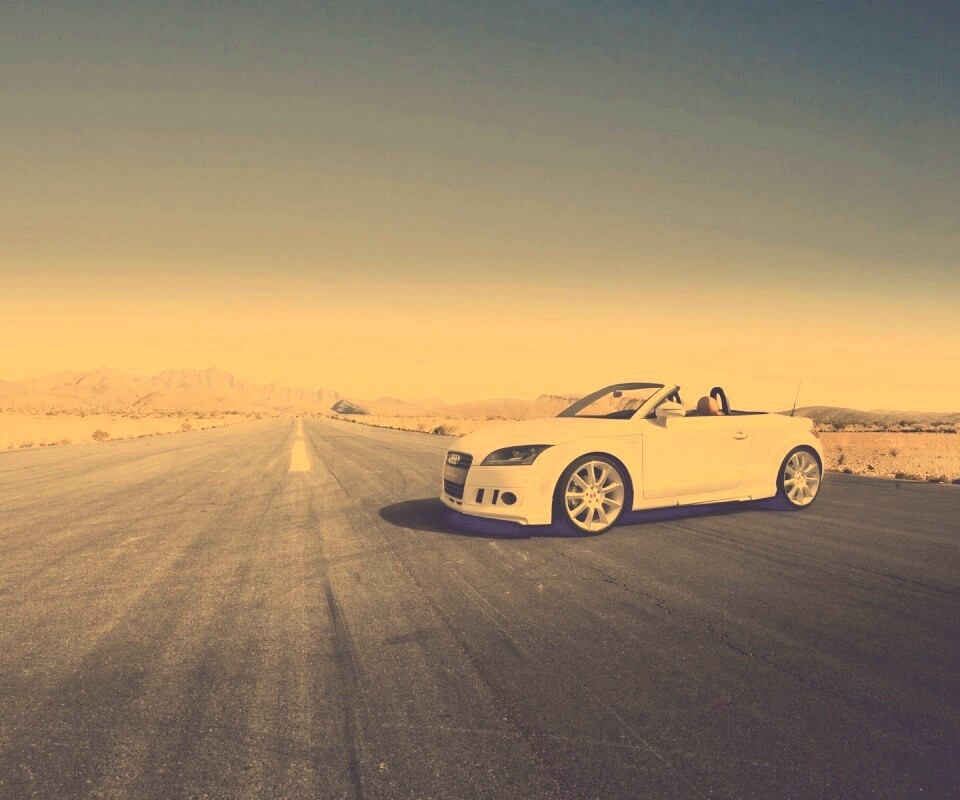 Кабриолет Ауди на пустынной дорге обои