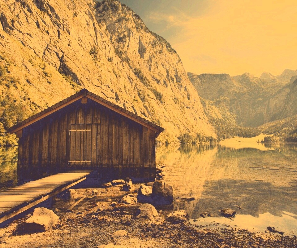 Лодный сарай на горном озере обои