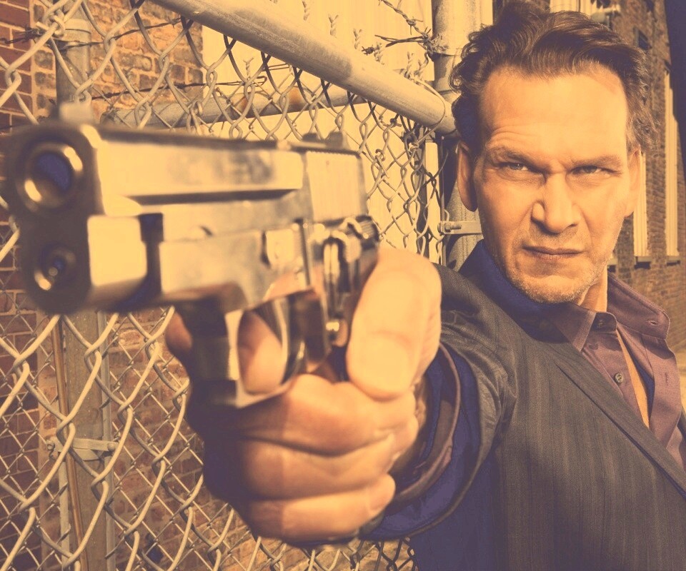 Патрик Суэйзи с пушкой обои