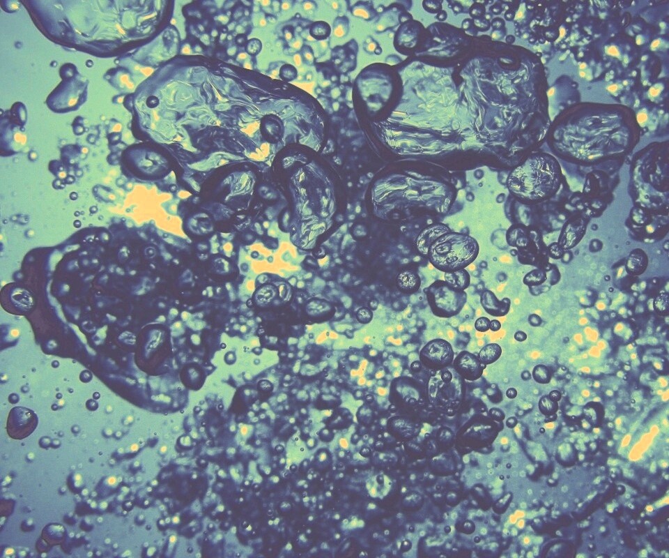 Тёмные пузыри в воде обои