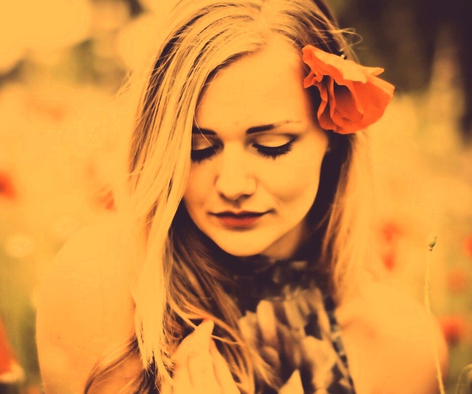 Блондинка в маках обои