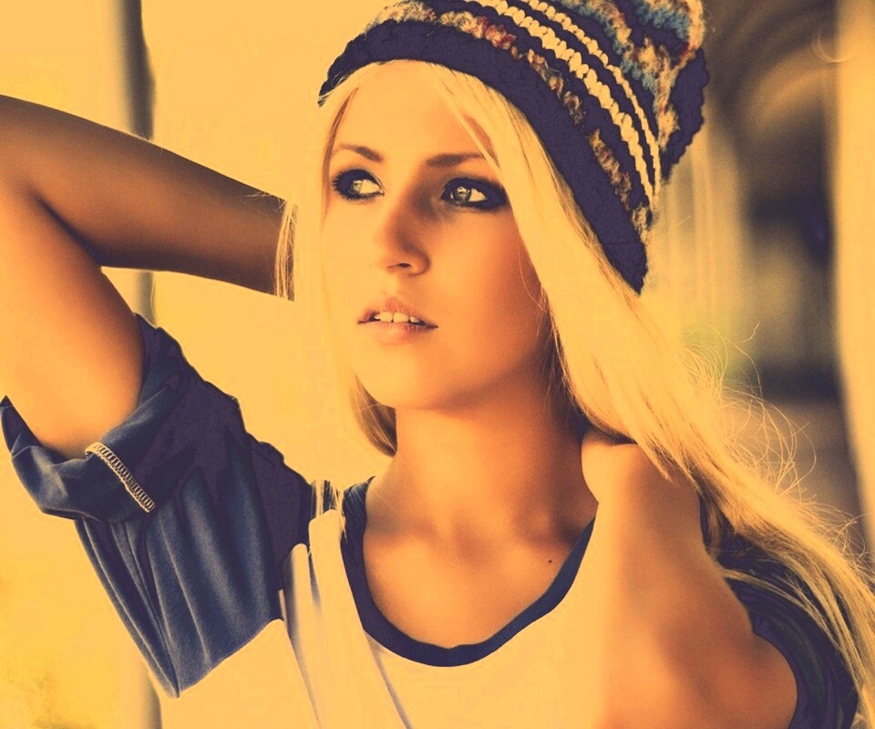 Блондинка в вязанной шапке обои