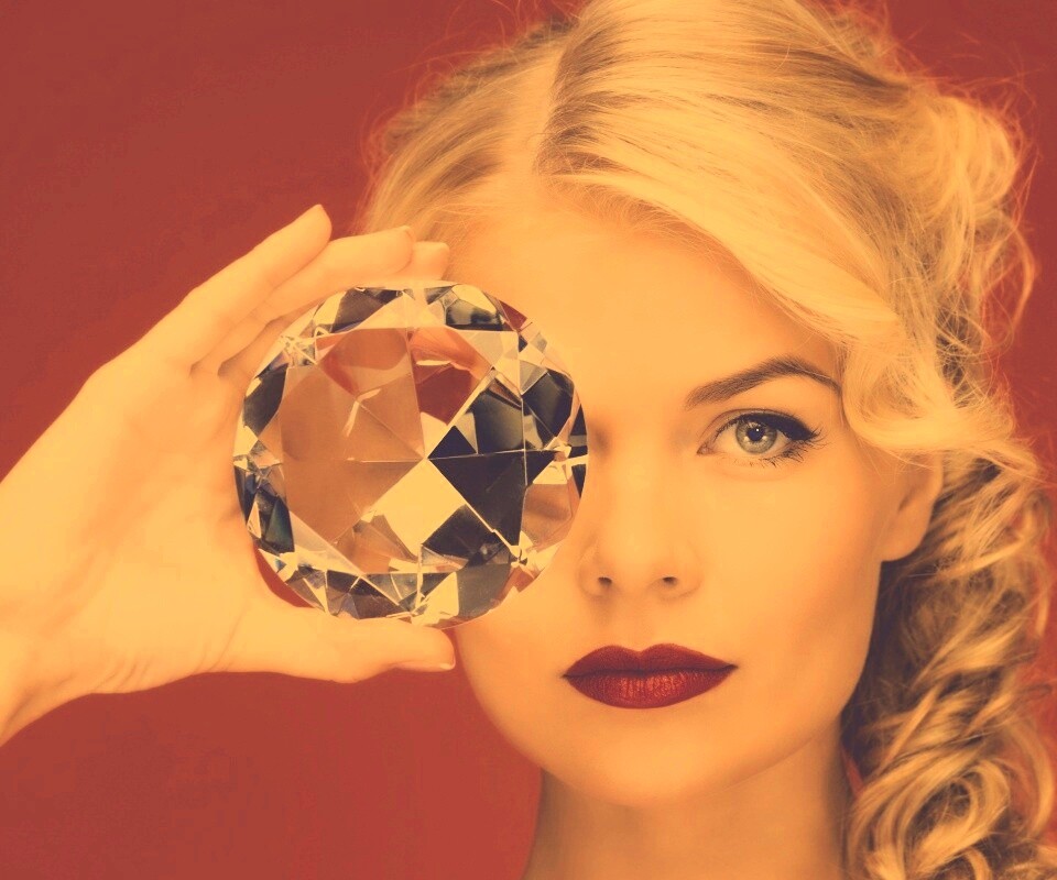 Девушка с бриллиантом обои