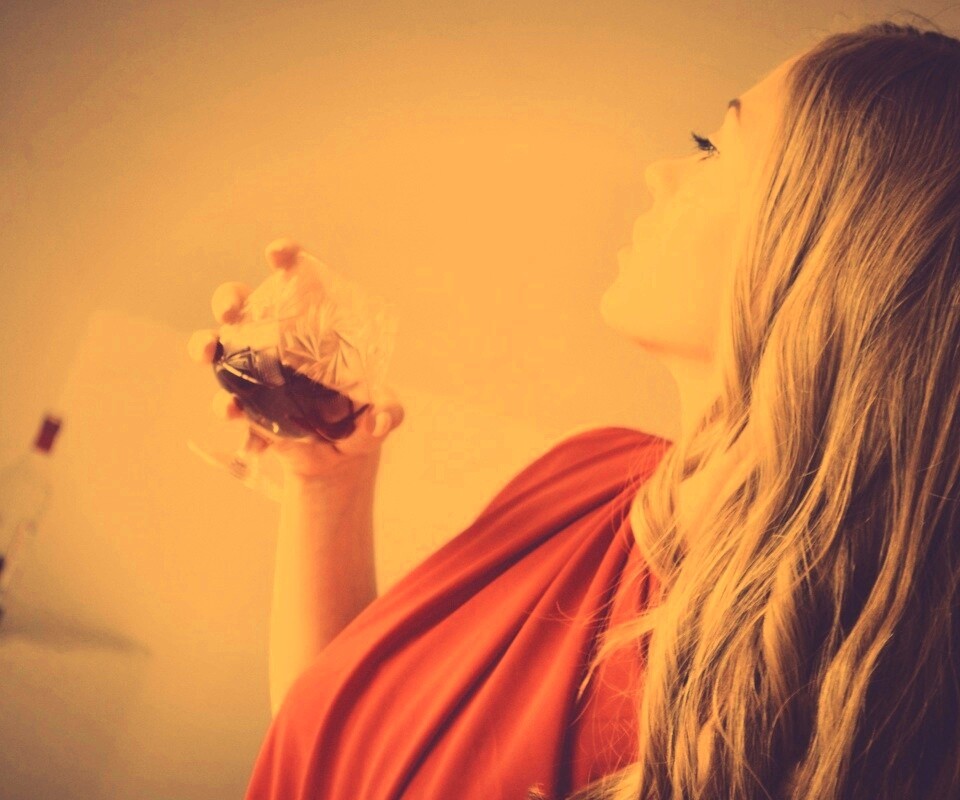 Девушка с бокалом обои