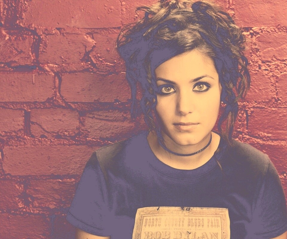 Подросток на фоне розовой кирпичной стены обои