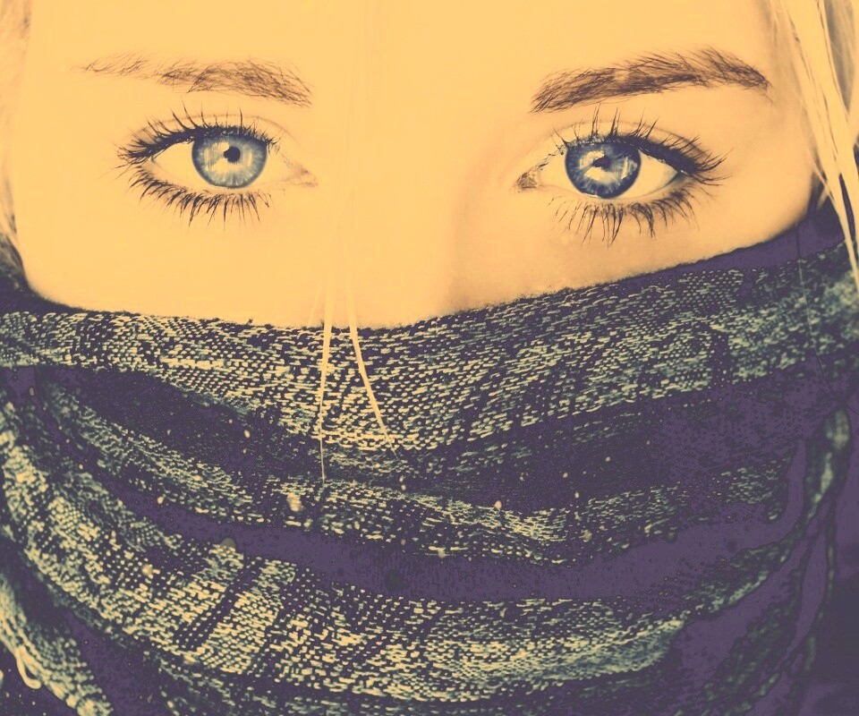 Блондинка с шарфом на лице обои