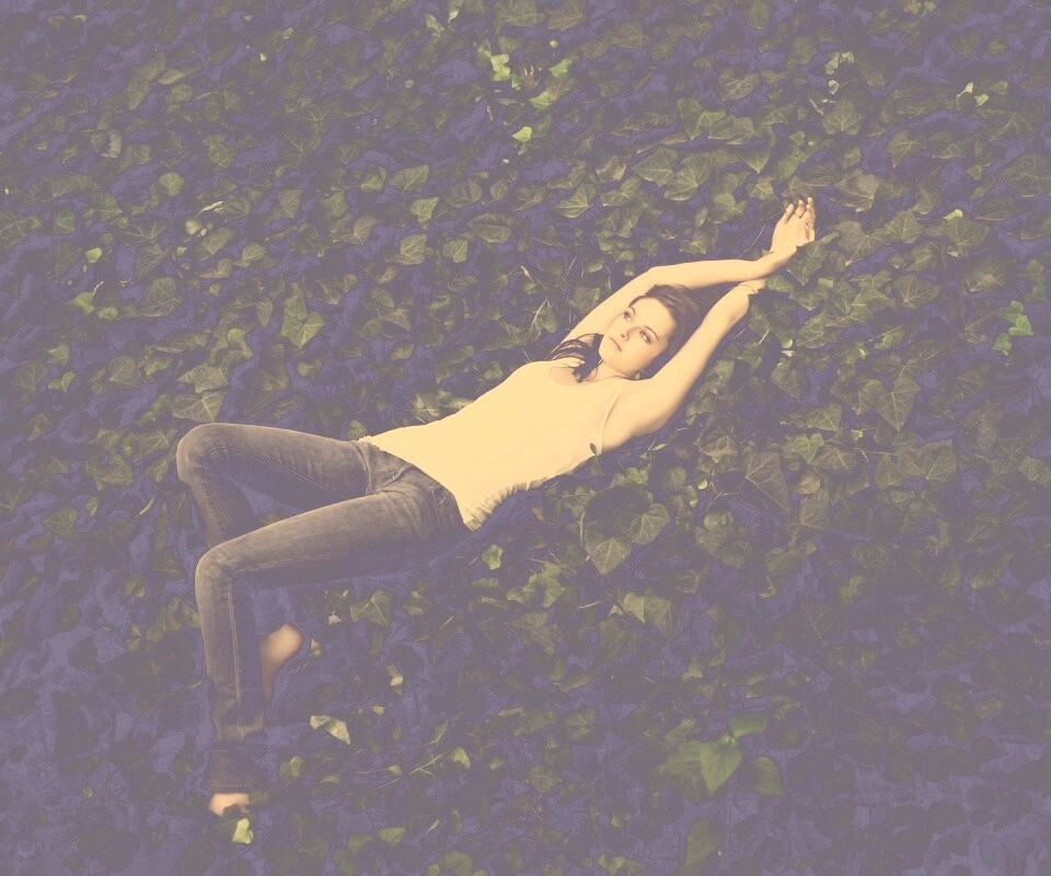 Кристен Стюарт на ковре из листьев обои