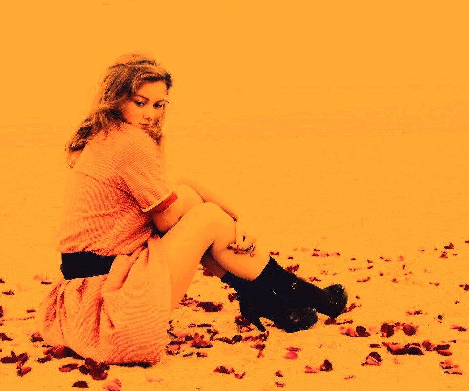 Девушка среди лепестков на пляже обои